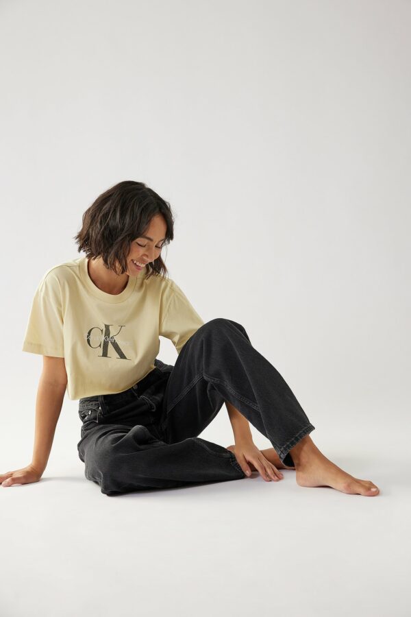 Calvin Klein for NA-KD Organisches kurzes T-Shirt mit ungenähtem Saum - Beige
