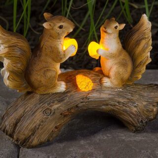 Solar-Eichhörnchen auf Holzscheit