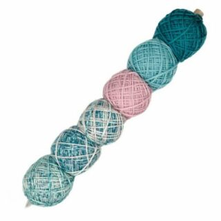 Mondial Arte Wolle Set mit Farbverlauf zum Stricken und Häkeln Häkelwolle, 400,00 m (Strickgarn, Handstrickgarn, Strickwolle, Farbverlaufswolle), 6x30g Bälle auf einem dicken DIY Bleistift