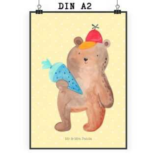 Mr. & Mrs. Panda Poster DIN A2 Bär Schultüte - Gelb Pastell - Geschenk, Wanddeko Bild, Wandde, Bär mit Schultüte (1 St), Farbenfroh & Detailreich