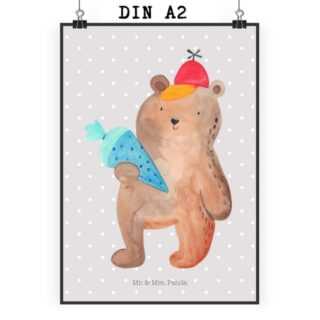 Mr. & Mrs. Panda Poster DIN A2 Bär Schultüte - Grau Pastell - Geschenk, Schulanfang, Einschul, Bär mit Schultüte (1 St), Ausdrucksstark